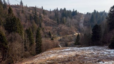 Dağlardaki Ukraynalı Karpatların güzel manzarası