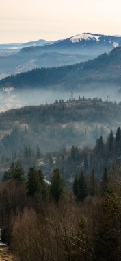 Karpatlar 'ın dağlarının tepesinden dağlara, Karpatlar' ın köyüne..