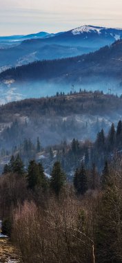 Ormanlı ve bulutlu güzel dağ manzarası