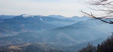 Ağaçlı ve ormanlı güzel dağ manzarası