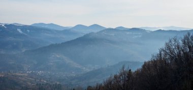 Sonbahar ormanındaki Karpat Dağları 'nın Dağı