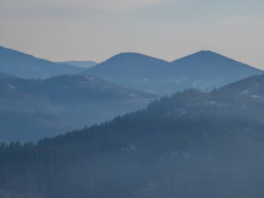 Dağlarda kış manzarası