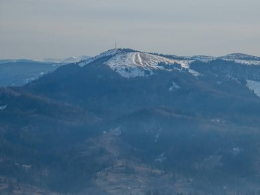 Dağlar ve karla kaplı güzel bir manzara.