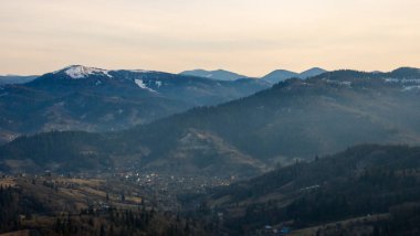 Dağları ve bulutları olan güzel bir manzara