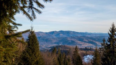 Dağlardaki güzel bir dağ manzarası
