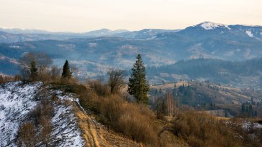 Bir dağ yolu ile kış manzarası