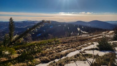 Güneşli bir günde bir dağ manzarası