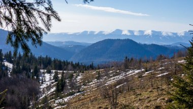 Dağlı ve karlı bir dağ manzarası