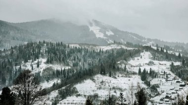 Dağlarda kış manzarası