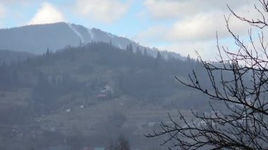Karpatlar, dağ, dağın yamaçlarında bir köy, Ukrayna