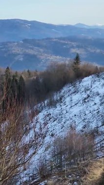 Kışın dağların güzel manzarası.