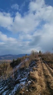 Dağların kış manzarası.