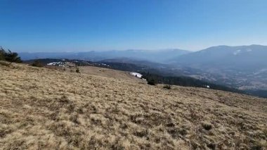 Dağlarda dağları olan güzel bir manzara.