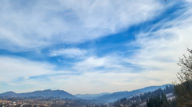 kar ve mavi gökyüzü ile güzel manzara