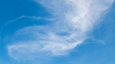 Arka plan olarak mavi gökyüzündeki bulutlar, doğa arka plan
