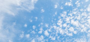 Mavi gökyüzü beyaz bulutlar.