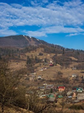 Dağları ve mavi gökyüzü olan güzel bir manzara.