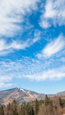 Karla kaplı güzel bir manzara - ağaçlarla kaplı