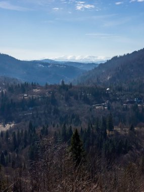 Dağların yamaçlarındaki Karpatların köyü..