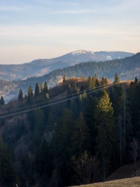 Gündüz bir dağ manzarasının güzel bir görüntüsü.