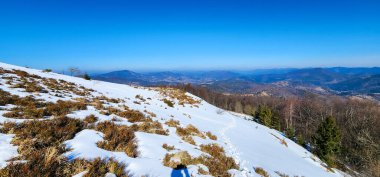 Ukrayna Karpatlarının dağlarının kış manzarası