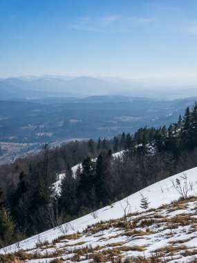 Karlı bir kış manzarasının güzel manzarası