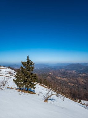 Karla kaplı dağlarla kaplı güzel bir dağ manzarası