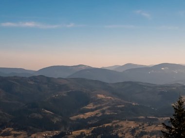 Sabahları Ukraynalı Karpatların inanılmaz manzarası