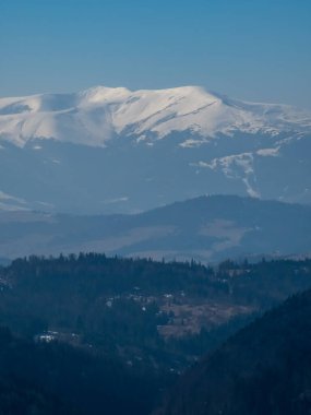 Dağlarda kış manzarası