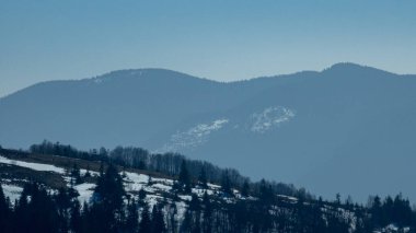 Dağlarda kış peyzaj. Karpatlar