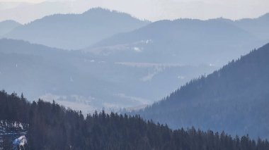 Dağlarda kış manzarası