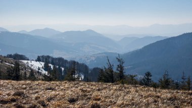 kışın dağların görünümü.