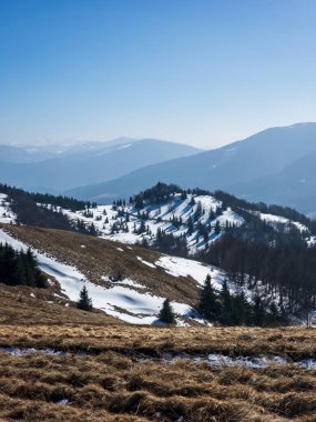 Karla kaplı dağlarla kaplı kış manzarası
