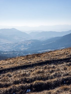 Karpat dağlarında karla kaplı güzel dağ manzarası.
