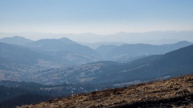 Dağların tepesinden görüntülemek