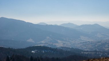 Dağlardaki dağ manzarası.
