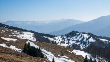 Karla kaplı ağaçlarla kaplı güzel dağ manzarası