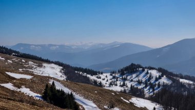 Bir dağ yamacındaki güzel kış manzarası