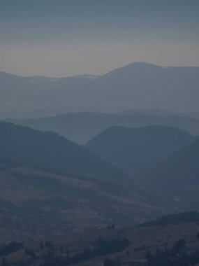 Sabah Ukraynalı Karpatların güzel manzarası.