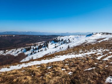 Kışın karlı dağ sıraları