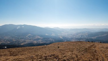 Karpatlar 'da mavi gökyüzü ve beyaz bulutlarla kaplı dağ manzarası