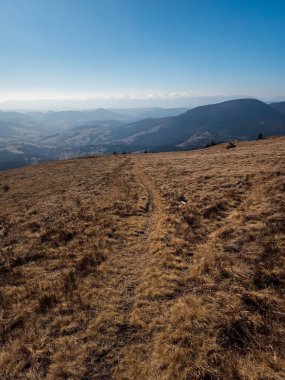 Sonbahar manzarası Ukrayna papaka dağlarında bir patika, köyde bulutlu bir gün, Pizlyzskiy,