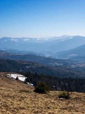 Karla kaplı dağlarla kaplı bahar manzarası
