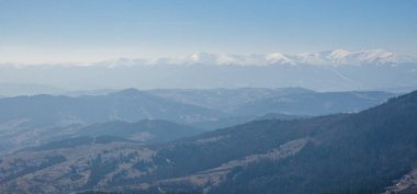 Sabahleyin dağların manzarası.