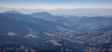 Dağları ve bulutları olan güzel bir manzara