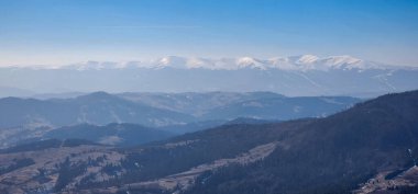 Dağın tepesinden manzara. yüksek kaliteli fotoğraf