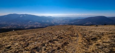 Dağları ve ormanları olan güzel sonbahar manzarası