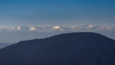 Dağlarda kış manzarası