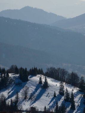 Kar ve dağlarla kaplı kış manzarası