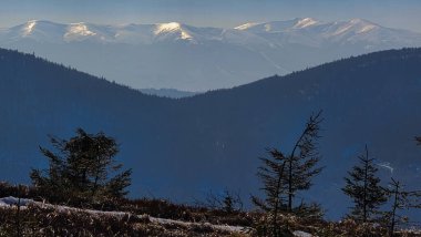 Dağlardaki güzel dağ manzarası